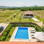 Two-bedroom In Prázdninový dům Lisane Tinjske
