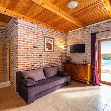 Amazing Home In Lisane Tinjske Lišane Tinjske