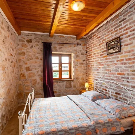 Amazing Home In Lisane Tinjske